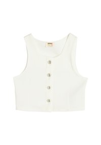 Top corto blanco de tejido suave, con un escote redondeado y cuatro botones plateados como acento en la parte delantera.