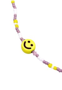 Perlekæde med en gul smiley ansigt perle, pink og lilla gennemsigtige accenter, blandet med små gule, hvide og lavendel perler.
