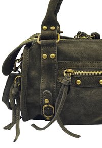 Sac à main en suède gris foncé avec un design structuré, accents en laiton, deux poches zippées et des franges décoratives pour une touche supplémentaire.