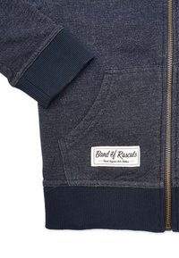 Mørkeblå zip-hoodie i en flekket tekstur, der har ribbede mansjetter og kant, frontlomme og et logo-patch med "Band of Rascals."
