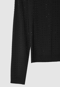 Schwarzer Strickpullover mit einem strukturierten Muster aus kleinen, glänzenden schwarzen Punkten. Lange Ärmel mit geradem Saum. Leichtes Material.