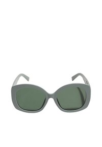 Grå solglasögon med överdimensionerad kattögonform, gröna linser och glänsande plastbågar. Har breda skalmar och släta kanter.