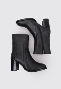 Sandra Fontán Botines - black