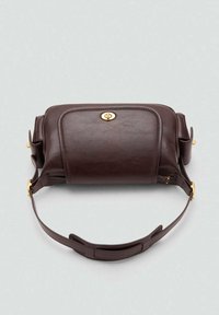 Bolso de cuero marrón con forma rectangular, herrajes dorados y correa desmontable. Textura suave con un ligero brillo.