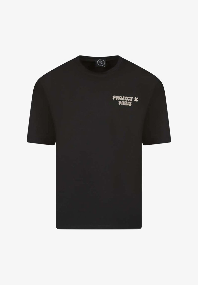 Camiseta negra de algodón. Presenta mangas cortas y cuello redondo, con el logo "PROJECT x PARIS" en beige claro impreso en el lado izquierdo del pecho.