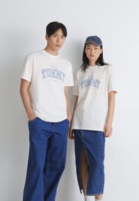 Tommy Jeans VARSITY TEE UNISEX - Camiseta estampada - ancient white