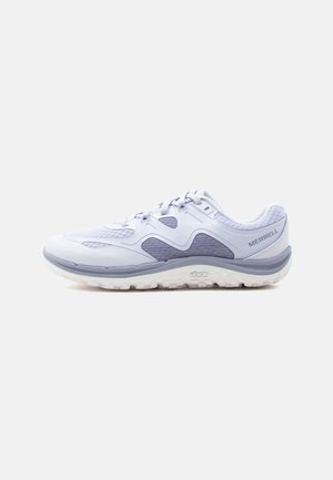 Chaussure de sport gris clair et blanche avec des panneaux en mesh, des lacets et une semelle Vibram, marquée "Merrell" sur le côté du talon.