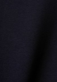 Ciemnoniebieska tkanina, gładka w dotyku, z dzianiny, lekko połyskująca, o jednolitym wzorze i bez widocznych zdobień ani grafik.