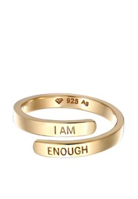 Ring i guldvermeil med en minimalistisk design; har ingraverad text "JAG ÄR" och "TILLRÄCKLIG," med en slät, polerad yta.