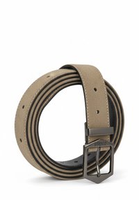 Cintura in tela beige con retro in vera pelle nera, dotata di una fibbia in metallo nero opaco e cuciture a contrasto, con diversi fori per la regolazione.