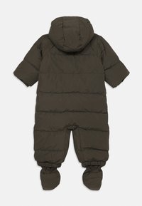 Monoski de color verde oscuro acolchado con capucha, mangas cortas y botines integrados. Presenta un diseño acolchado y puños elásticos para mayor calidez.