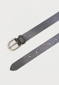 Cinturón de tela gris con hebilla de metal plateado, que presenta costuras precisas y múltiples agujeros a lo largo de la correa para un ajuste ajustable.