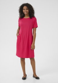 Fuchsia jurk met korte mouwen en ronde halslijn, met zijzakken, recht gesneden en van glad, lichtgewicht stof.