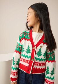 Rdeč in bel pleteni cardigan z vzorci božičnega drevesa in sladkorno palčko, z zlatimi okraski in lesenimi gumbi.
