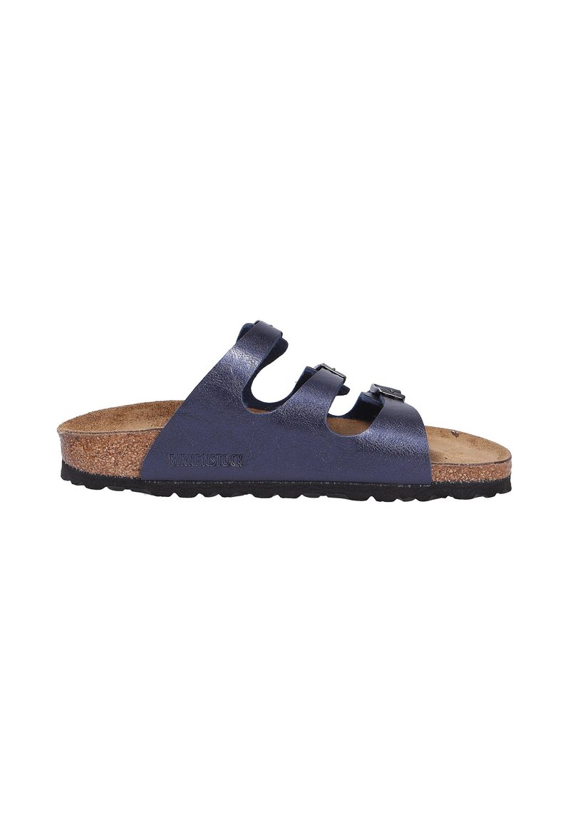 Marineblaue Birkenstock-Sandale mit drei verstellbaren Riemen, Korkfußbett und strukturiertem Gummisohle für guten Halt. Verfügt über ein abgerundetes Design.
