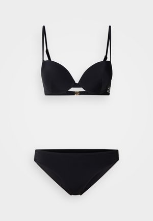 Σετ μαύρο σουτιέν και σλιπ. Το σουτιέν διαθέτει διαμορφωμένες θήκες, ρυθμιζόμενους ιμάντες και κούμπωμα με χρυσή λεπτομέρεια. Το σλιπ έχει ομαλό, μινιμαλιστικό σχέδιο.