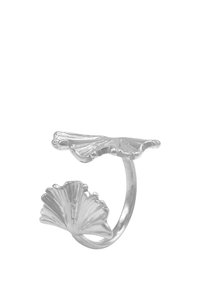 Sølvring med design av et ginkgo-blad. Ringen er åpen i endene, med teksturerte bladdetaljer på hver side som fremhever intrikate detaljer.