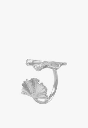 Zilveren ring met een ginkgo bladontwerp. De band is open aan beide uiteinden, met gestructureerde bladaccenten aan beide zijden, die verfijnde details tonen.