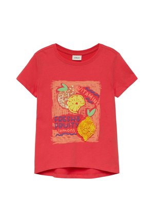 Czerwona koszulka z krótkim rękawem z motywem cytrynowym, zawierająca cekiny i teksturowane grafiki cytryn oraz napisy "Vitamins" i "Fresh & Fruity lemons."