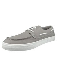 Zapato de barco de lona gris con suela de goma blanca, que presenta cordones blancos y ojales de metal, acentos cosidos en la parte superior y diseño de punta redondeada.