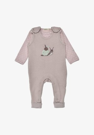 Tutina rosa chiaro, con texture e maniche lunghe, caratterizzata da un ricamo di una lumaca sul petto e chiusure a pressione nella parte inferiore.