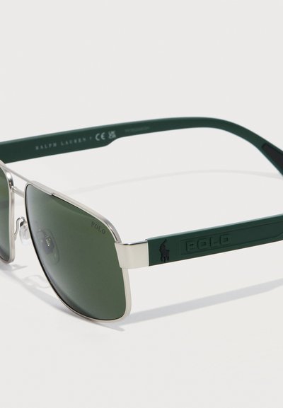 Γυαλιά ηλίου με μεταλλικό πλαίσιο, φακούς σκούρου πράσινου και σκουρόχρωμους πράσινους βραχίονες που φέρουν το λογότυπο Polo και έμβλημα αλόγου στο πλάι.