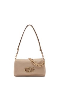 Borsa beige testurizzata con accento a catena dorata. Presenta una forma rettangolare elegante e una chiusura a lucchetto ovale prominente.