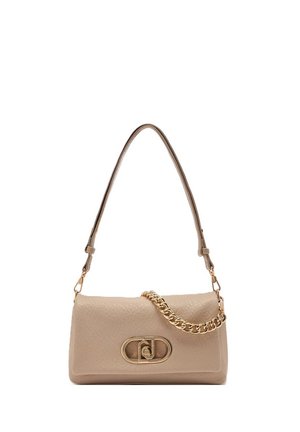 Bolso beige texturizado con un detalle en cadena dorada. Presenta una forma rectangular elegante y un cierre ovalado prominente.