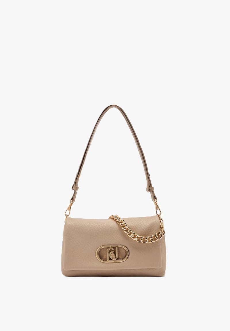 Borsa beige testurizzata con accento a catena dorata. Presenta una forma rettangolare elegante e una chiusura a lucchetto ovale prominente.