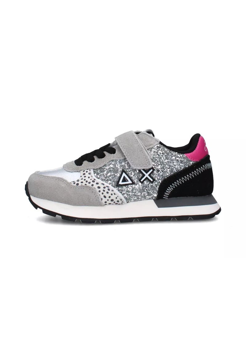 Sneaker grigio e argento con cinturino in velcro, dettagli glitterati, accenti neri, texture chiazzata e suola in gomma bianca.