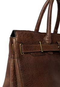 Borsa a mano in pelle marrone con finitura testurizzata, dotata di due manici robusti e una tracolla decorativa con dettagli in ottone.