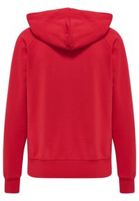 Czerwona bluza z kapturem, wykonana z miękkiego, teksturowanego materiału, z długimi rękawami i kieszenią kangurką. Posiada kaptur ze sznurkiem oraz ściągacze przy mankietach.