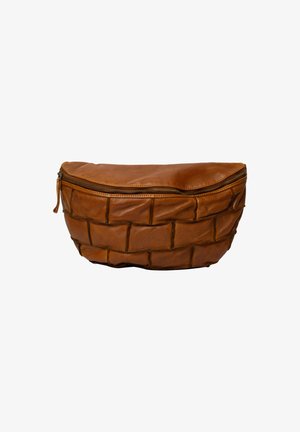 Sac banane en cuir marron avec un motif de couture en forme de brique et une fermeture éclair en haut sur fond blanc.