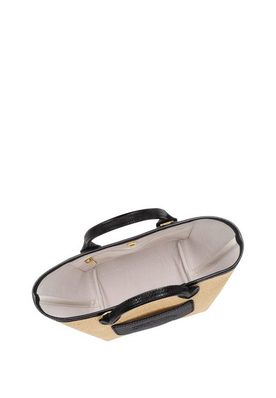 Beige geflochtene Tasche mit schwarzen strukturierten Griffen, goldenen Beschlägen und einem hellen Innenraum. Verfügt über einen offenen oberen Teil und Fächer im Inneren.
