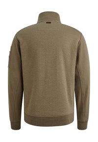 Olijfgroene pullover van een textuurstof met een hexagonaal patroon. Voorzien van een hoge kraag en manchetten met een band. Zijzak op de linkermouw.