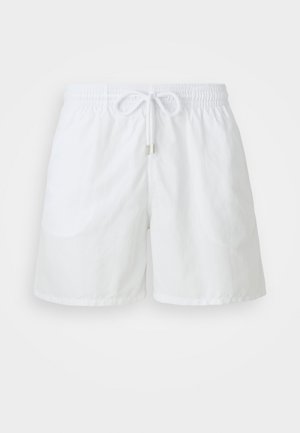 Bañadores blancos hechos de tejido ligero, con una cinturilla elástica y cordón de ajuste, y un diseño simple y sin adornos.
