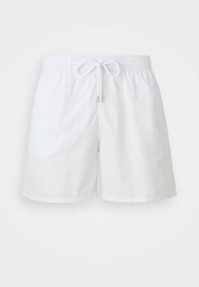 Biele plavecké šortky z ľahkej tkaniny s elastickým pásom na šnúrku a jednoduchým, nezdobeným dizajnom.