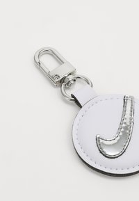 Nike Sportswear PREMIUM AIR TAG HOLDER UNISEX - Kulcskarika - metallic silver-coloured/white
