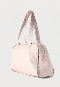 Ροζ τσάντα κραφτ από απαλό ύφασμα, με δύο ανθεκτικές λαβές και κλείσιμο με φερμουάρ. Στρογγυλεμένο σχήμα με ελάχιστες ραφές.