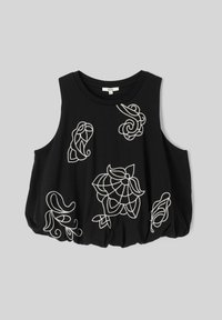 Crop top noir sans manches avec broderie florale abstraite blanche et ourlet froncé, présenté sur fond gris uni.