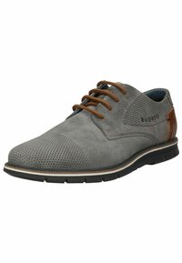 Chaussure en daim gris avec un design perforé, accents en cuir marron et lacets marron. Présente une semelle en caoutchouc avec un motif de bande de roulement visible.