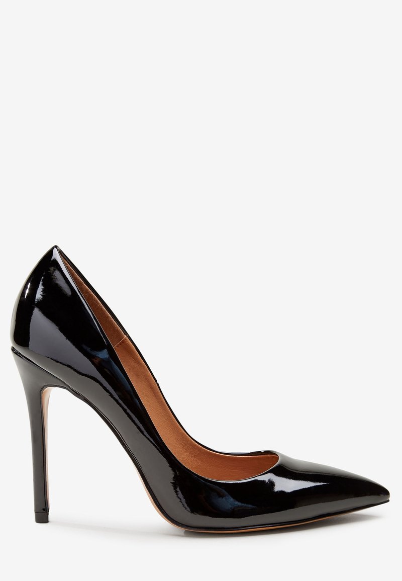 Escarpin noir brillant à talon haut pour femme avec bout pointu et doublure intérieure beige, présenté en profil sur fond blanc.