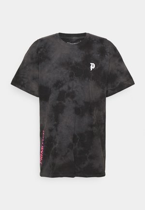 Czarna i ciemnoszara koszulka z krótkim rękawem w stylu tie-dye z małym białym logo na piersi i różowym pionowym napisem na dolnej części.