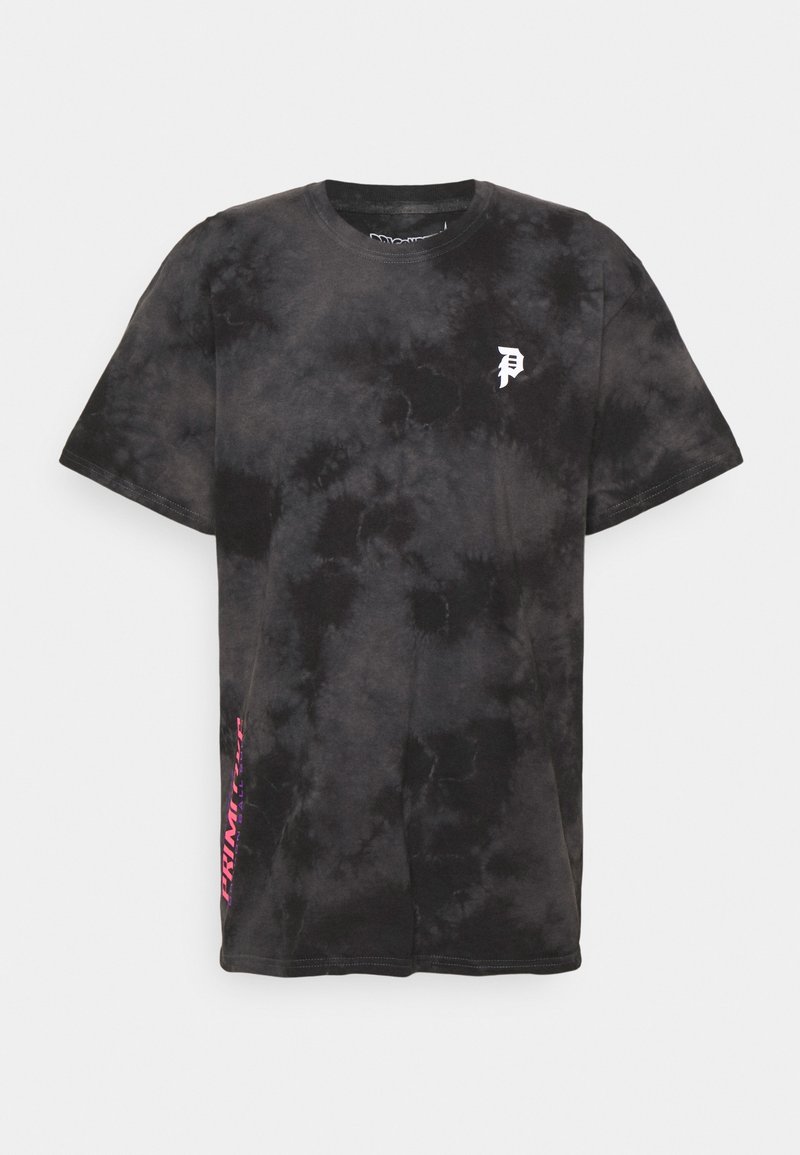 T-shirt à manches courtes tie-dye noir et gris foncé avec un petit logo blanc sur la poitrine et un texte vertical rose sur le bas.