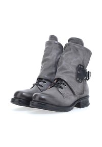 Szare skórzane botki za kostkę z założonym mankietem, czarnym paskiem akcentującym i metalowymi elementami. Sznurowane z przodu i z fakturowaną cholewką. Niski, podniesiony obcas.