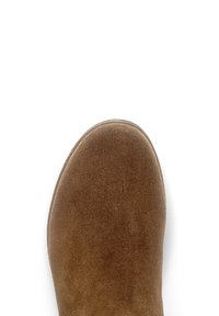 Botte en daim brun avec un bout arrondi. Texture lisse sans embellissements visibles. Lignes épurées, design minimaliste, sur fond blanc.