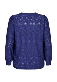 Navy zila, garām piedurknēm blūze, izgatavota no mežģīnēm ar ģeometrisku rakstu, ar apaļu kaklu un teksturētu audumu ar izgriezumiem.