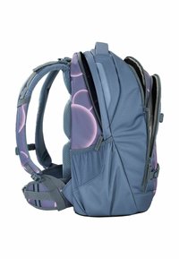 Blauer Stoffrucksack mit rundem Design, gepolsterten Tragegurten, Netzrücken und lila Blasenmuster-Akzenten. Mehrere sichtbare, mit Reißverschluss versehenen Fächer.