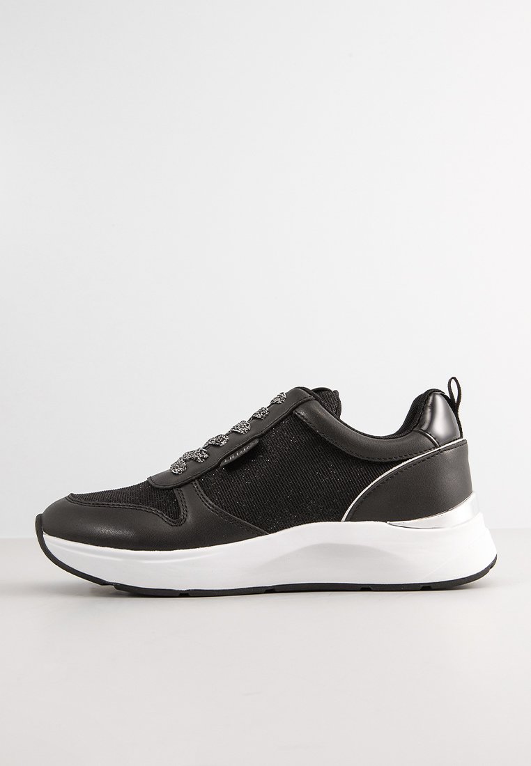 Baskets de sport noires avec une tige en tissu texturé, un col rembourré, des accents métalliques et une semelle intermédiaire blanche. Présente des lacets à motifs.