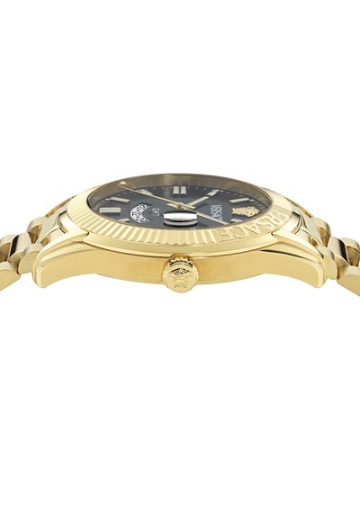 Orologio da polso dorato con quadrante nero, indicatori delle ore argentati e display della data. Presenta una lunetta testurizzata e un design a bracciale collegato.